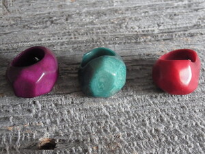 a-typik�@�V�R�f�ނ̐F�N�₩�Ń��_���ȃf�U�C���̃����O�i�t�����X[ATTAGUA]